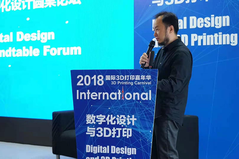 Dr.Yu Lei introducing the speaker