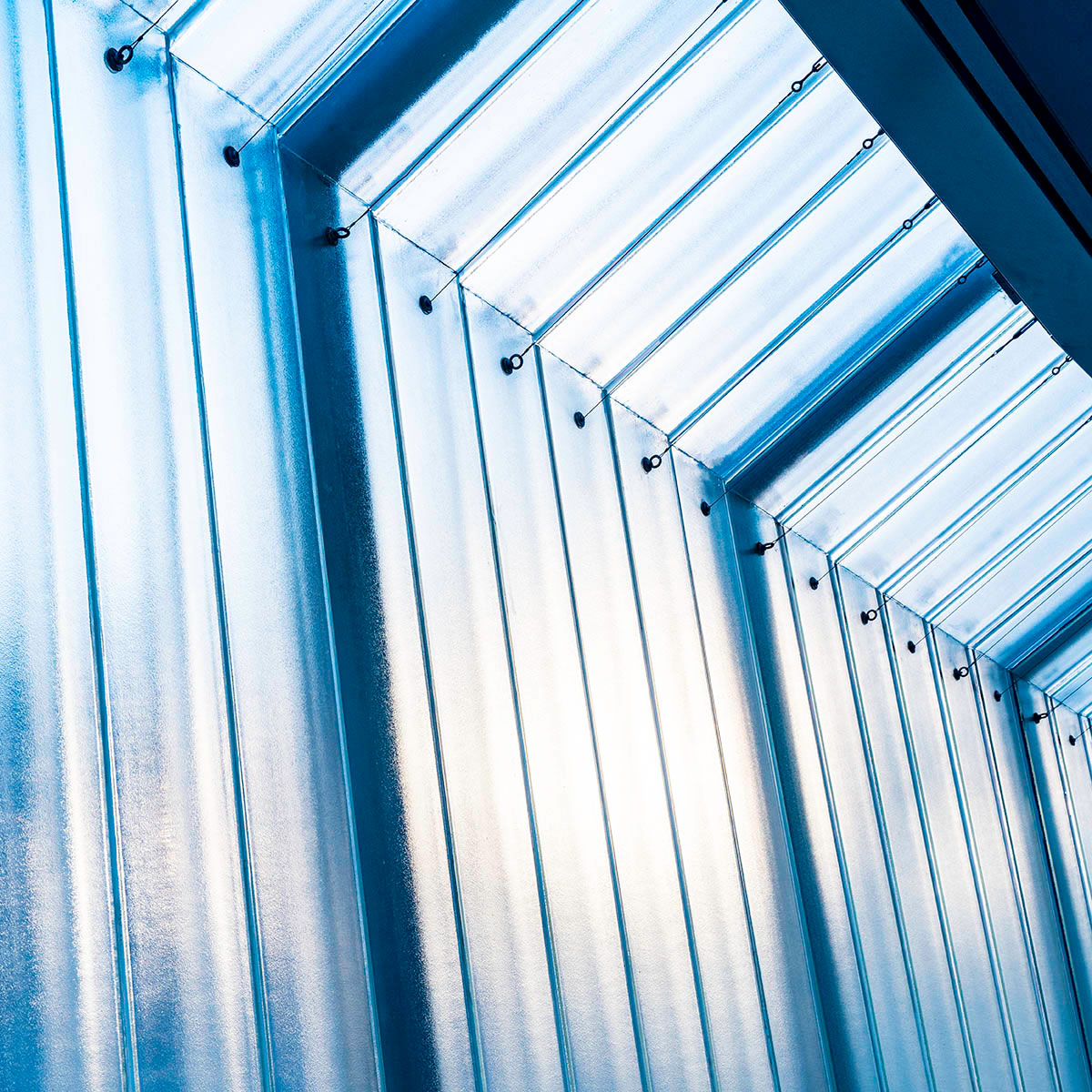 Detail of the U-shaped glass curtain wall