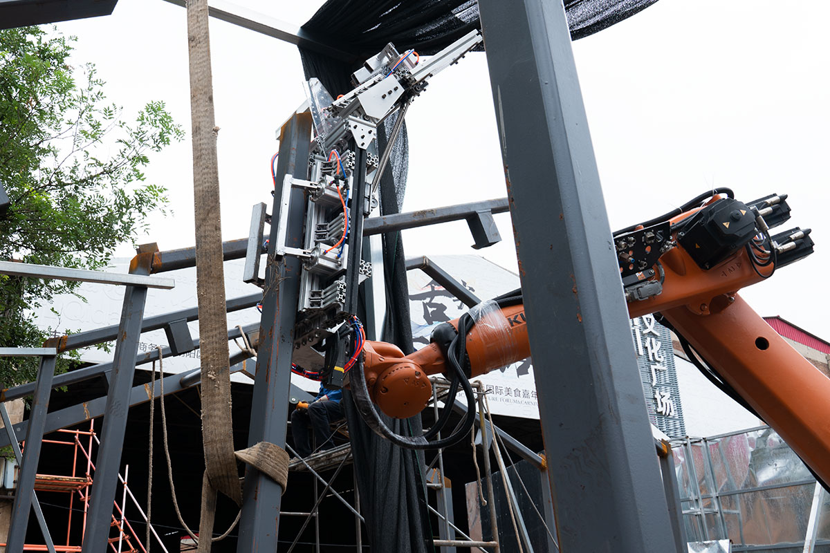 Detail of robot end-effector for steel frame construction