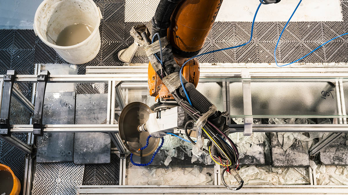 U-shaped glass was cut on-site by robot system